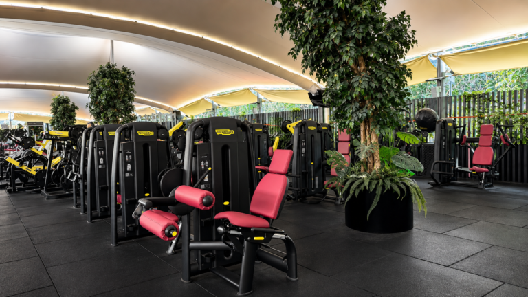 Outdoor-Jaima mit Technogym-Geräten